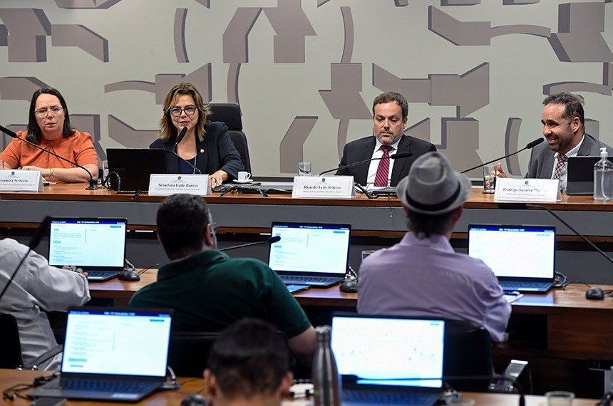 Senado defende novas regras para motoristas e entregadores de aplicativo