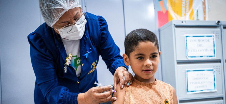 São Paulo avança na vacinação de crianças e adolescentes com 152 mil doses aplicadas nas escolas