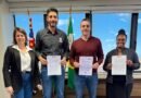 Prefeito de Santa Bárbara assina termo de doação de 30 mil livros do Sesi-SP à Rede Municipal de Ensino