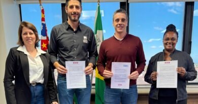 Prefeito de Santa Bárbara assina termo de doação de 30 mil livros do Sesi-SP à Rede Municipal de Ensino