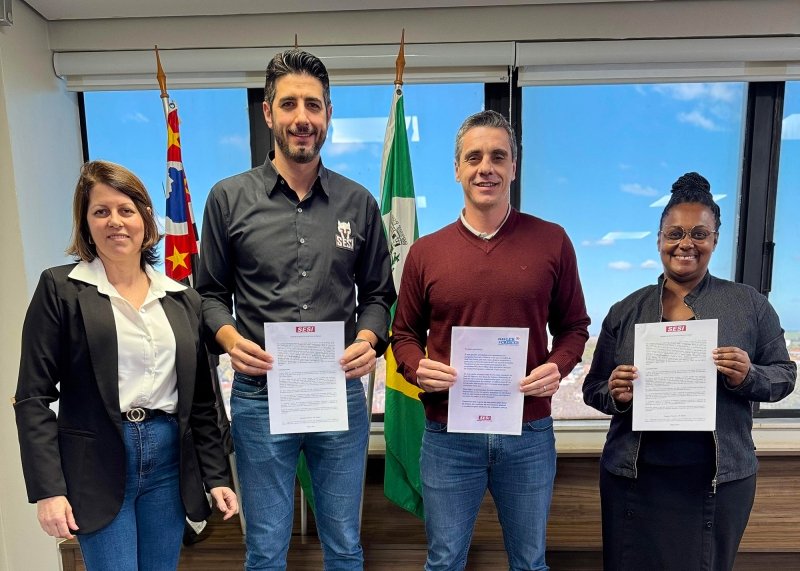Prefeito de Santa Bárbara assina termo de doação de 30 mil livros do Sesi-SP à Rede Municipal de Ensino
