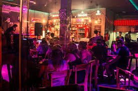 Dia do Rock em São Paulo, transporte sobre trilhos conecta público a bares e pubs temáticos
