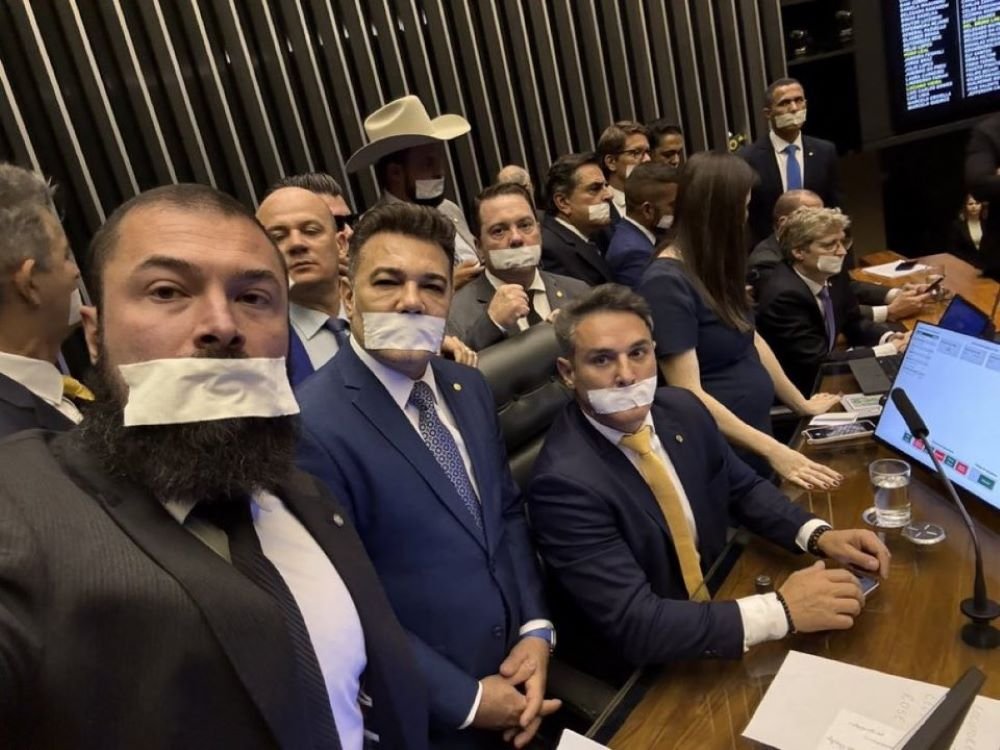 Oposição ocupa plenários por anistia a 8/01 e impeachment de Moraes