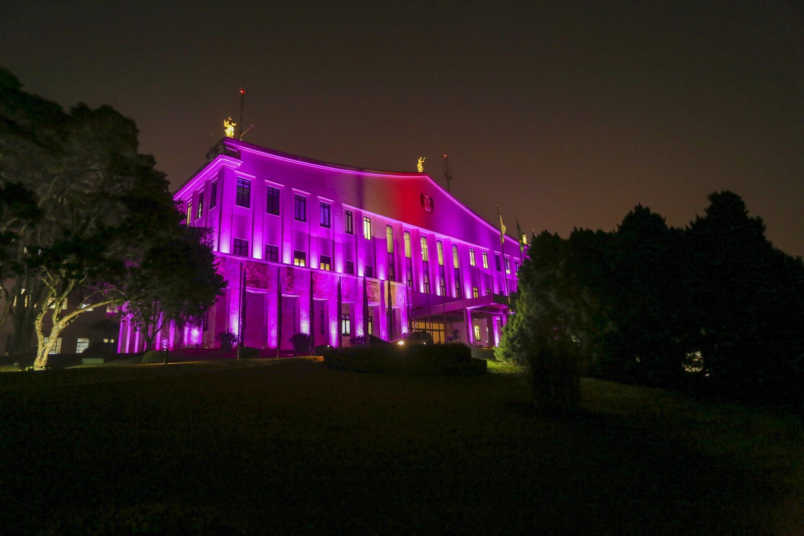 Palácio dos Bandeirantes se ilumina no mês de combate à violência contra a mulher 