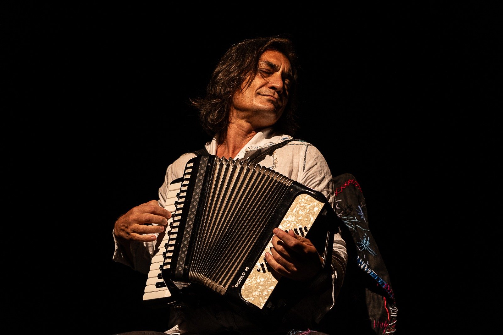 Espetáculo “Me Dá Tua Mão”, com Clóvys Tôrres, chega ao Teatro Municipal de Americana