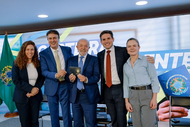 Lula sanciona lei que cria Carteira Nacional do Professor