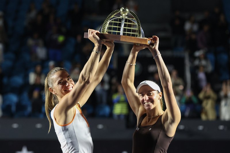 Luisa Stefani e Timea Babos são campeãs duplas do SP Open Tênis no Parque Villa-Lobos