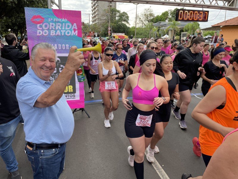 5ª Corrida do Batom reúne centenas de corredoras em Araras