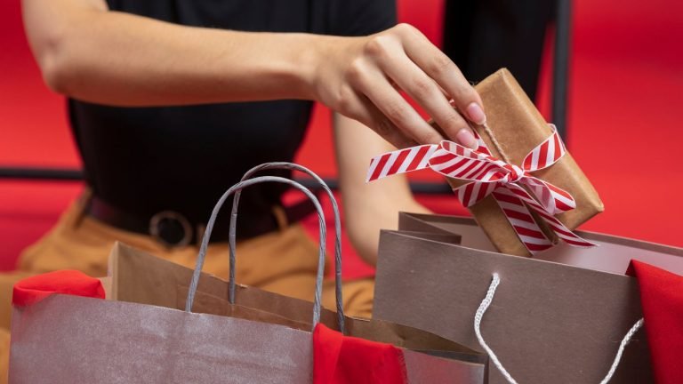 Entenda os direitos do consumidor para trocas de presentes de Natal