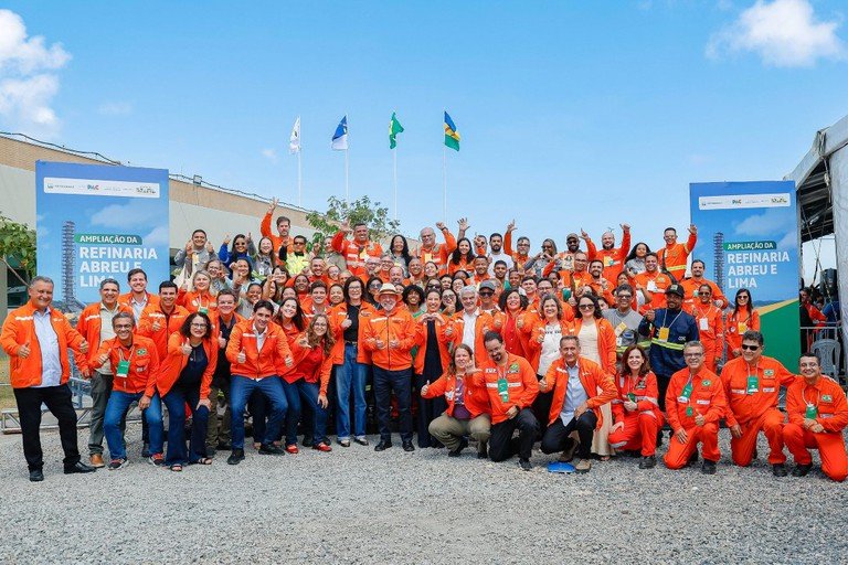 “Esse país é soberano e tem na Petrobras sua mais importante empresa”, diz Lula