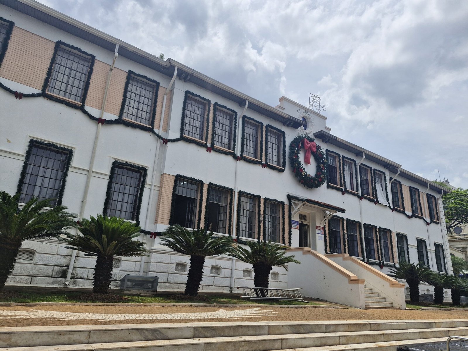 Exposição “Se faz arte para ganhar dinheiro” fica na Biblioteca de Americana