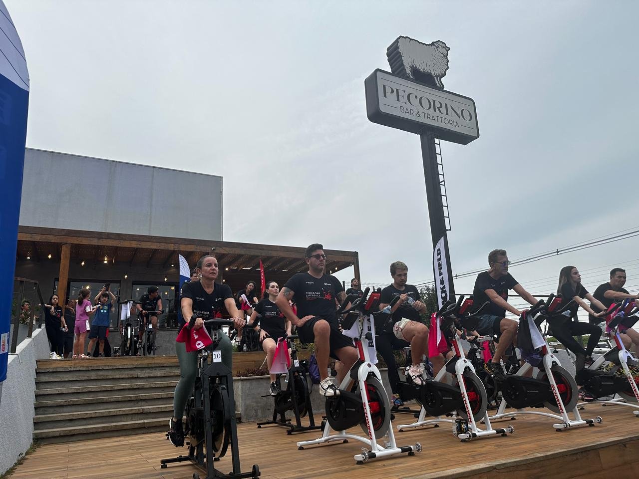 Track & Field agita o Limeira Shopping com treino de spinning ao ar livre