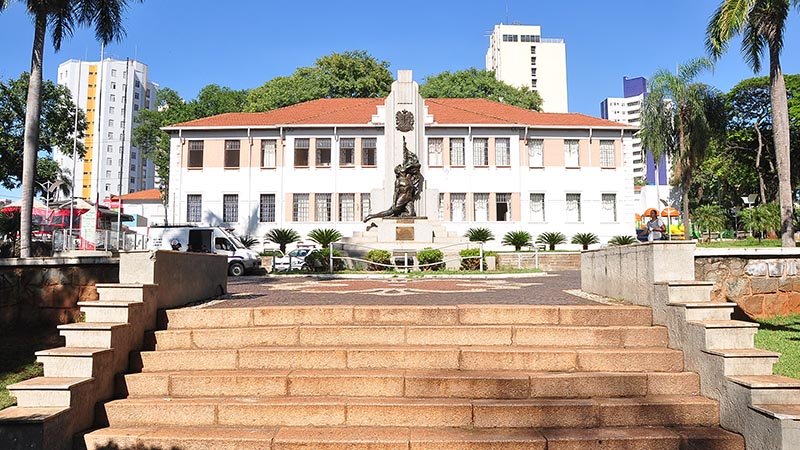 Biblioteca de Americana tem sessões de leitura guiada de “Crime e Castigo” de Dostoiévski