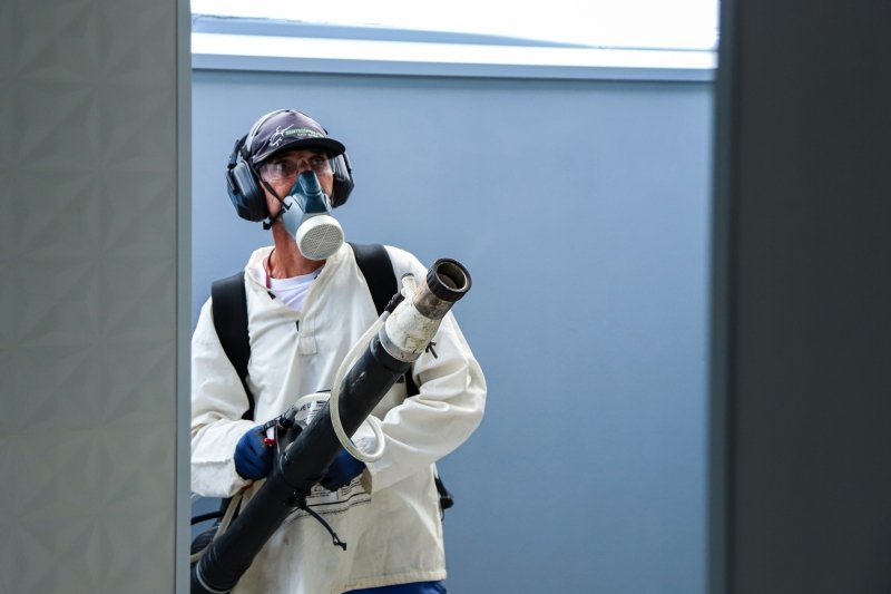 Nebulização costal reforça combate ao Aedes aegypti em Santa Bárbara