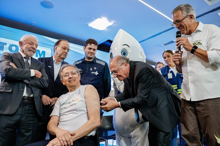 “Ajudar o Butantan é ajudar 215 milhões de almas que vivem neste país”, afirma Lula