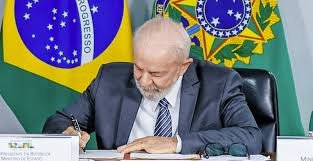 Lula sanciona reajuste para servidores da Câmara, Senado e TCU, e veta valores acima do teto constitucional
