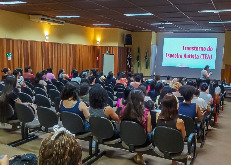 Secretaria Municipal de Educação promove formação para profissionais de Apoio Escolar