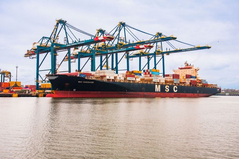 Governo zera imposto de importação de quase mil itens e acumula medidas que beneficiam indústria, serviços e população