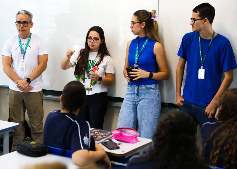 Vigilância em Zoonoses de Santa Bárbara orienta alunos em ação do Projeto CLIC contra a dengue