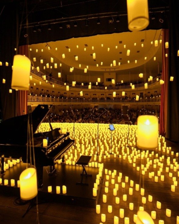 Teatro Municipal de Americana recebe musical à luz de velas com clássicos do cinema
