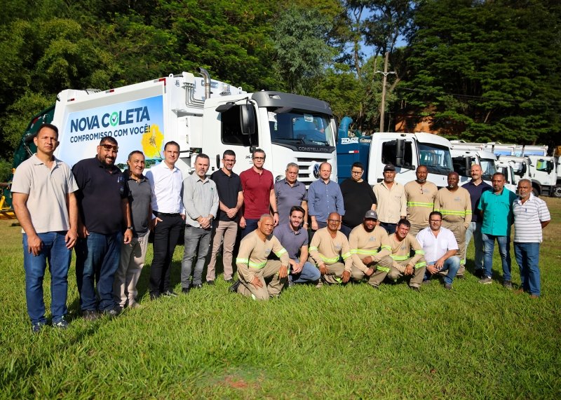 Prefeito Rafael Piovezan apresenta nova frota e marca início de nova etapa na coleta de lixo em Santa Bárbara