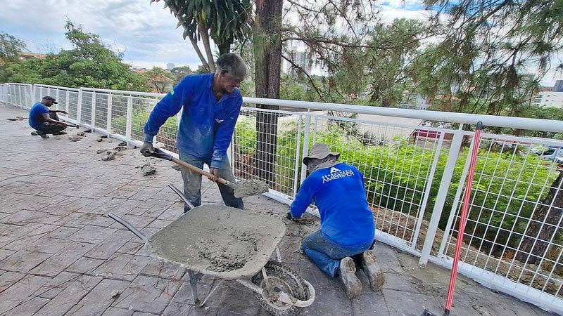 Americana instala guarda-corpo na nova calçada do Núcleo de Especialidades e Unacon