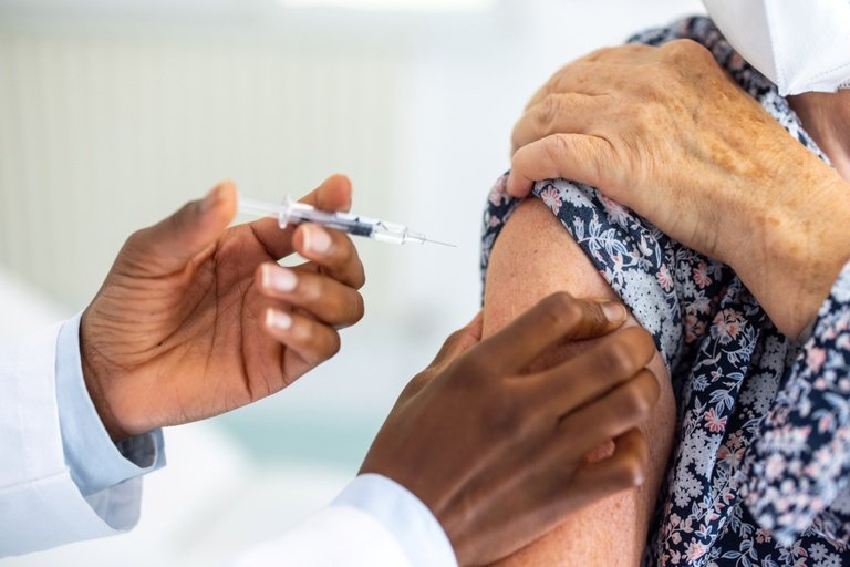 Governo alerta que vacinação contra gripe deve ser intensificada antes do inverno