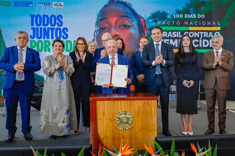 Presidente Lula assina pacote de medidas para ampliar proteção às mulheres e reforçar segurança digital no Brasil