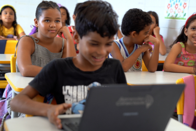 Brasil supera marca de 100 mil escolas públicas com internet gratuita e de qualidade