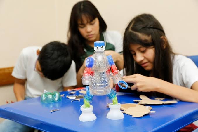 Brasil reduz índices de reprovação, abandono e atraso