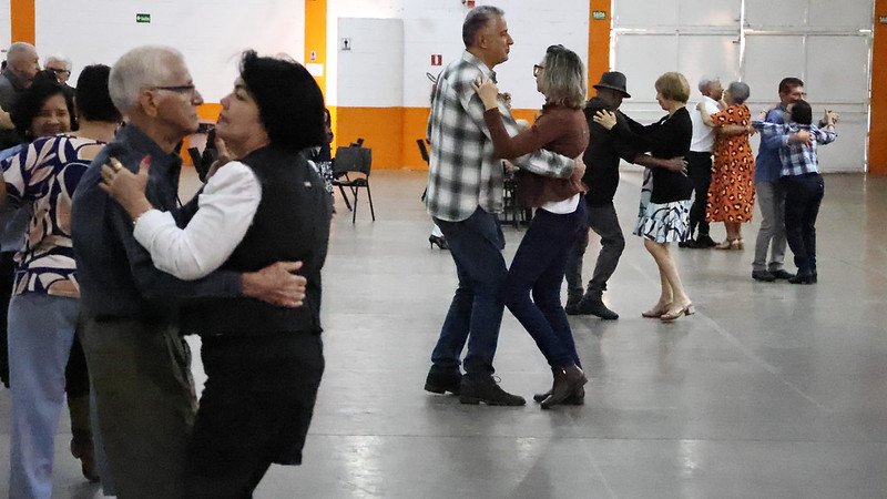 CIVI de Americana recebe Baile da Melhor Idade especial Festa Junina