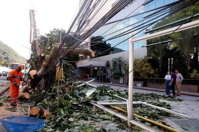 Mais de 200 mil continuam sem energia no Rio após vendaval