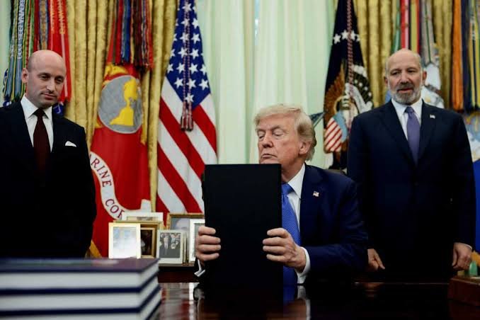 Trump assina decretos e restringe cidadania por nascimento