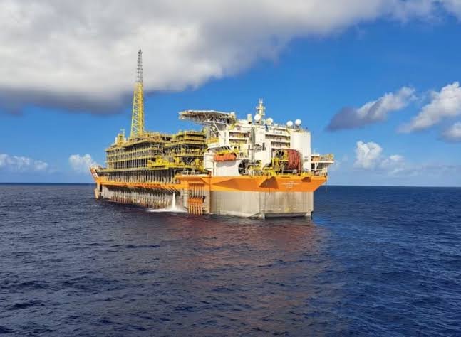 Navio-plataforma da Petrobras atinge produção máxima no pré-sal