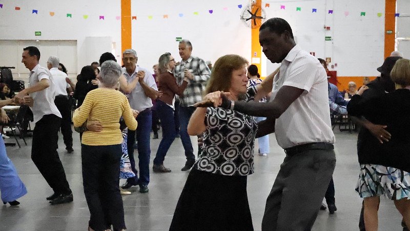 Baile da Melhor Idade ocorre nesta quarta-feira (26) no CIVI em Americana