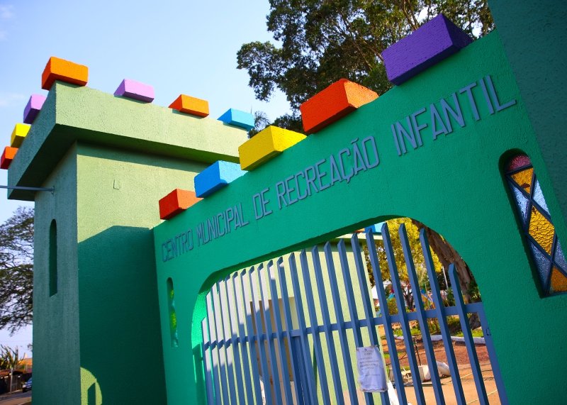 Parquinho do Panambi recebe nova pintura e construção dos sanitários avança para reta final