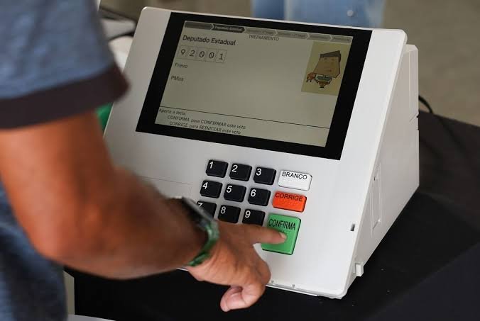 Conheça os governadores eleitos e os senadores mais votados