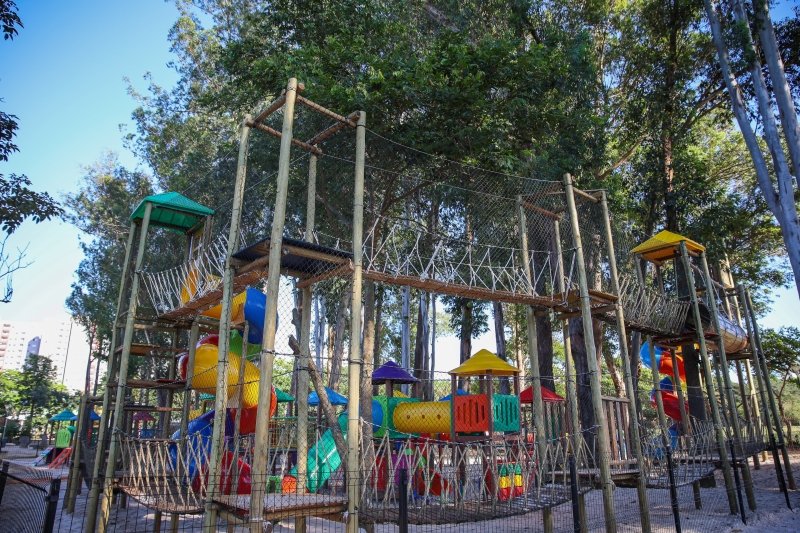 Prefeito Rafael Piovezan inaugura novo brinquedo de arvorismo do Parque dos Ipês