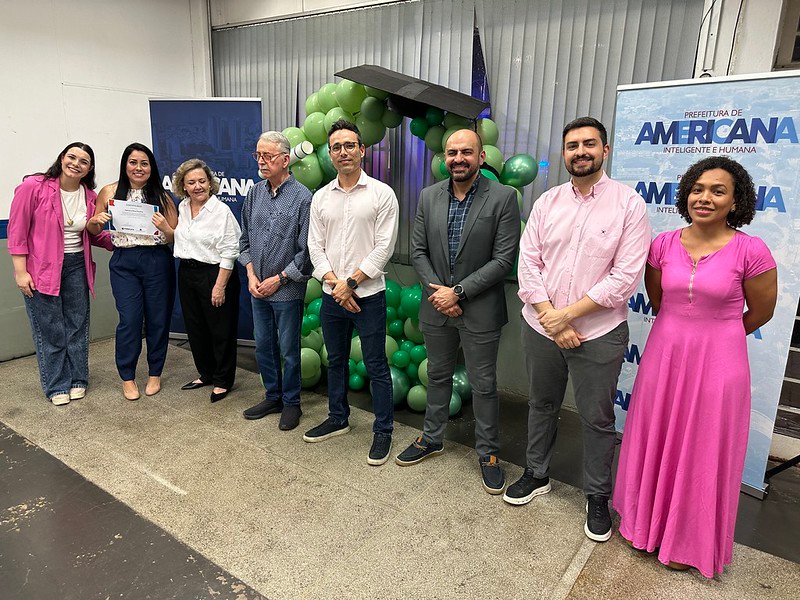 Prefeito Chico entrega certificados do curso de Cuidador de Idosos para 37 formandos